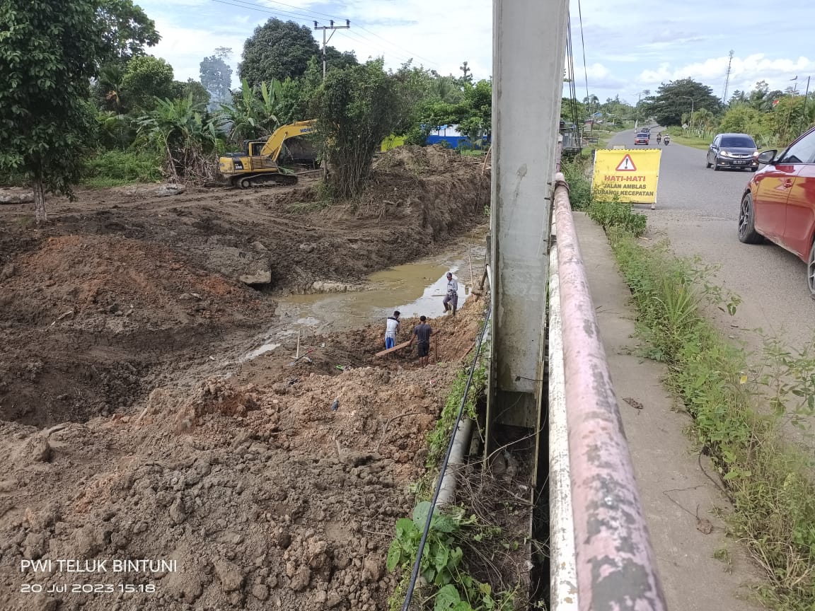 Tanpa Papan Nama,Diduga Proyek Jalan Tisay Bintuni Terselubung