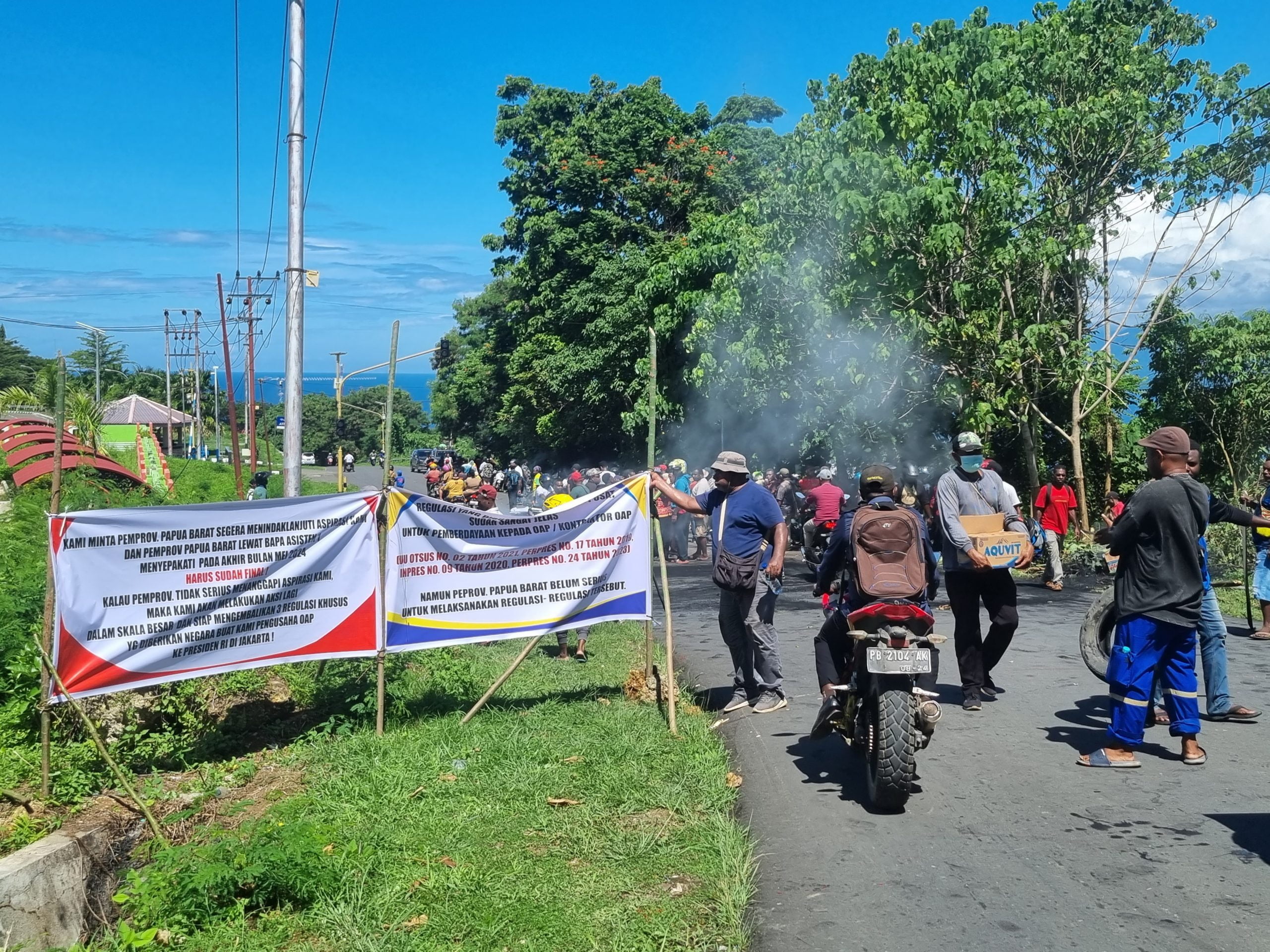 Abaikan Regulasi,Aksi Kontraktor OAP Bakar Ban diPerkantoran Prov PB