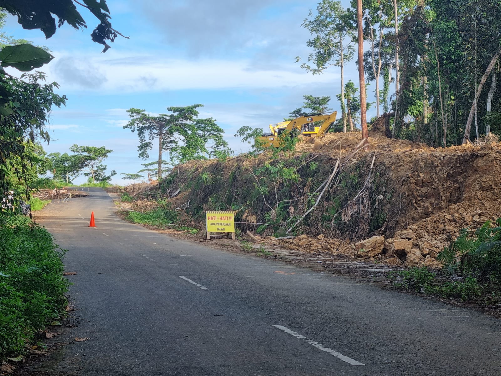 Transparansi Dipertanyakan,Proyek Jalan di Papua Barat Tanpa Papan Informasi Anggaran. Ini Jawaban Kontraktor