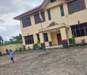 Tidak Terima Bantuan Sosial Beras,Warga Klawalu Mengamuk