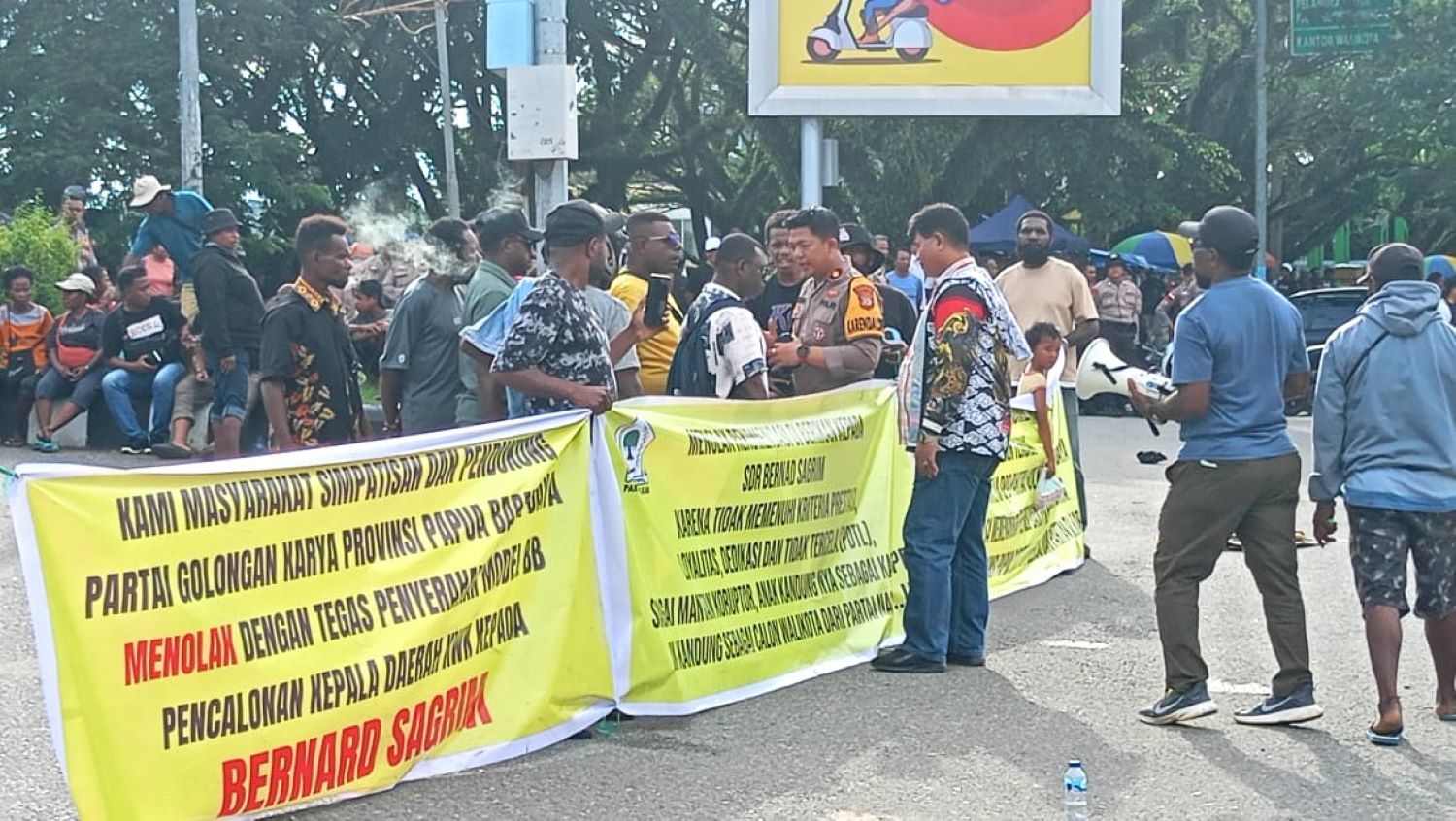 Tuntutan masa didepan Kantor Golkar,Desak DPP Batalkan BIKWK Kepada Bernard Sagrim