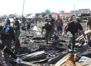 Kebakaran Pasar Remu : Prajurit TNI Bantu Warga Bersihkan Puing-Puing