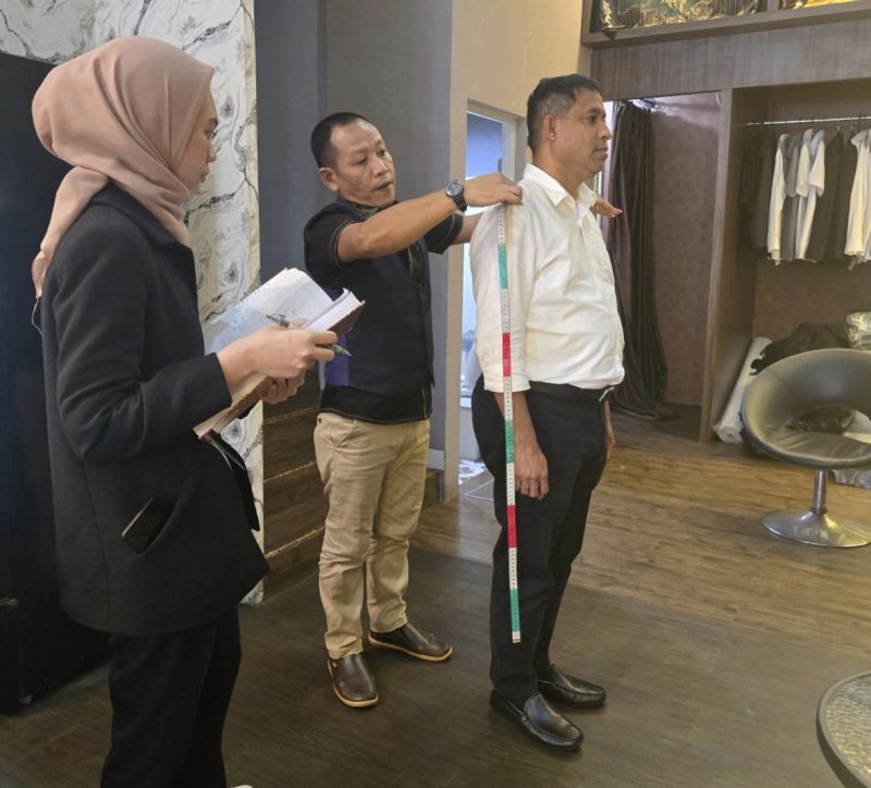 Bupati dan Wakil Bupati Teluk Bintuni Ukur Seragam untuk Pelantikan oleh Presiden