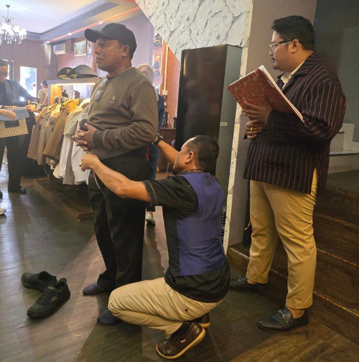 Bupati dan Wakil Bupati Teluk Bintuni Ukur Seragam untuk Pelantikan oleh Presiden