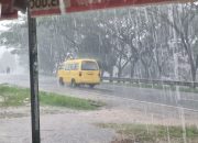 Hujan Deras Guyur Jalan Raya, Kendaraan Berjuang di Tengah Badai