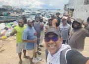 Derek Fredrik Wamea Pimpin Kerja Bakti Bersihkan Sampah di Pelabuhan Pulau Doom