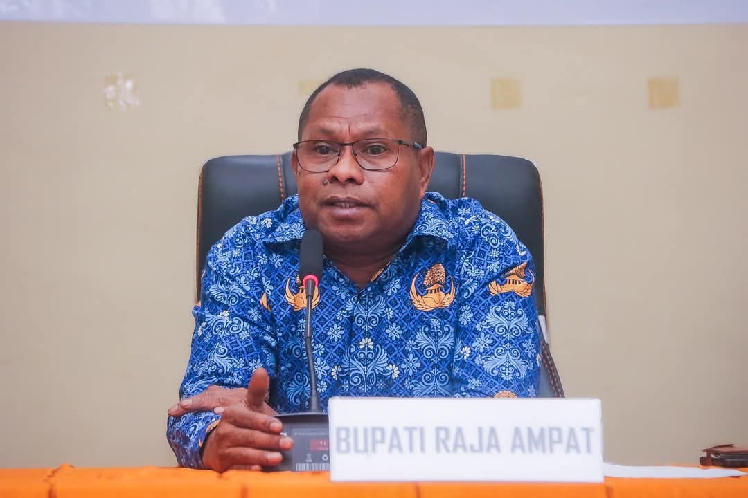 Bupati Raja Ampat sedang memberikan sambutan dalam acara peluncuran aplikasi SIMPATDA.