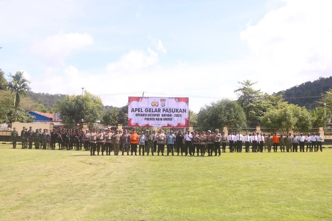 Foto/personel gabungan dalam apel: "Personel gabungan TNI-Polri, Dinas Perhubungan, Satpol PP, dan Basarnas mengikuti Apel Operasi Ketupat Dofior 2025 di Raja Ampat."