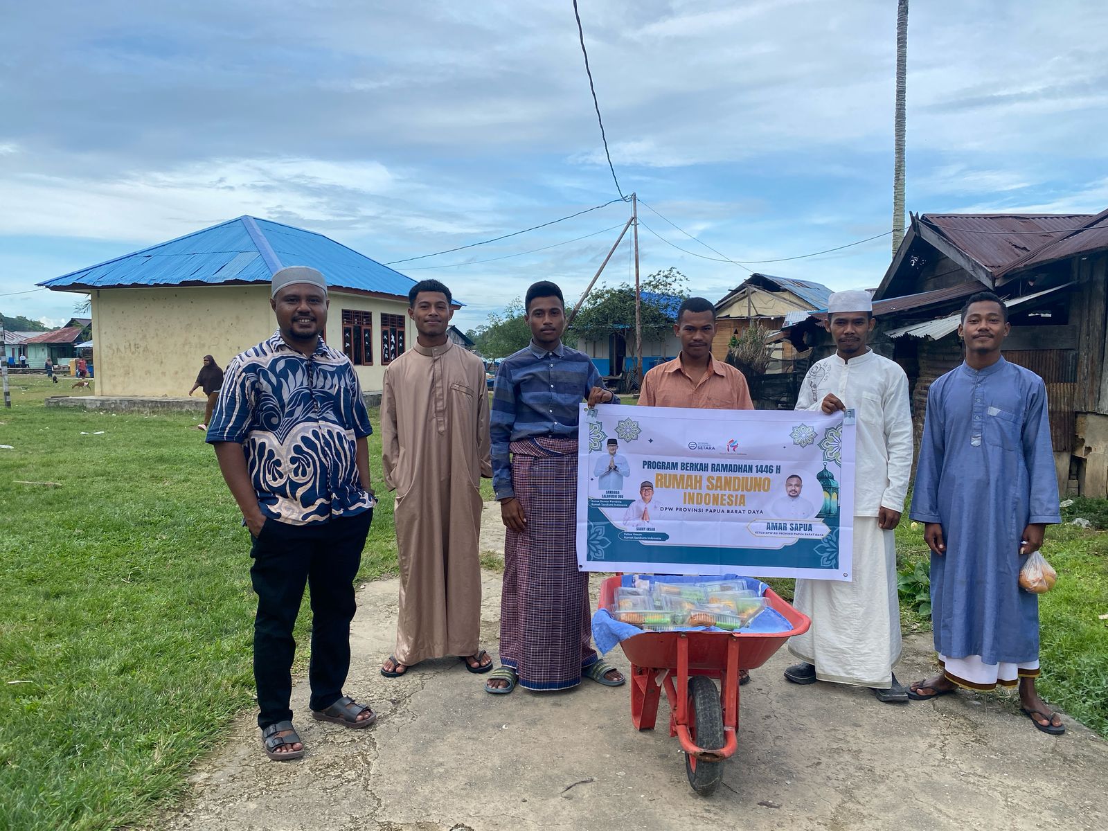 "Ketua DPW RSI Papua Barat Daya, Amar Sapua, membagikan takjil dan sembako kepada warga di Kampung Yellu dan Kampung Harapan Jaya, Distrik Misool Selatan, sebagai bagian dari kegiatan sosial di bulan Ramadan 1446 Hijriah."