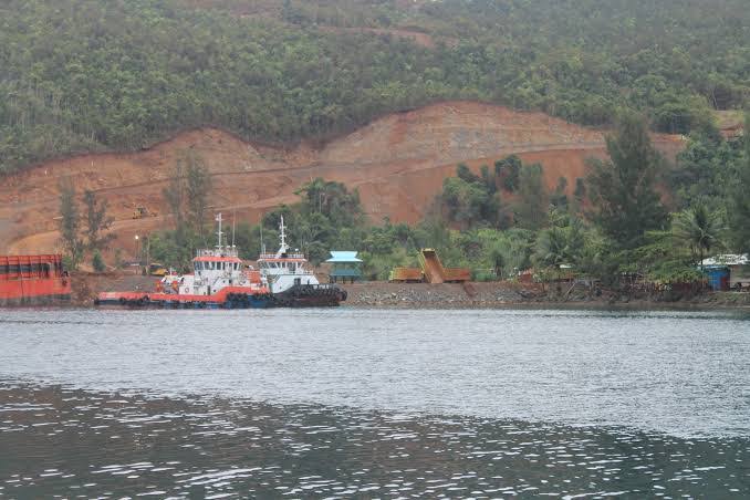 "Kantor PT GAG Nikel dengan aktivitas pertambangan nikel di Raja Ampat, menyoroti transparansi pajak dan kontribusi perusahaan terhadap pendapatan negara."