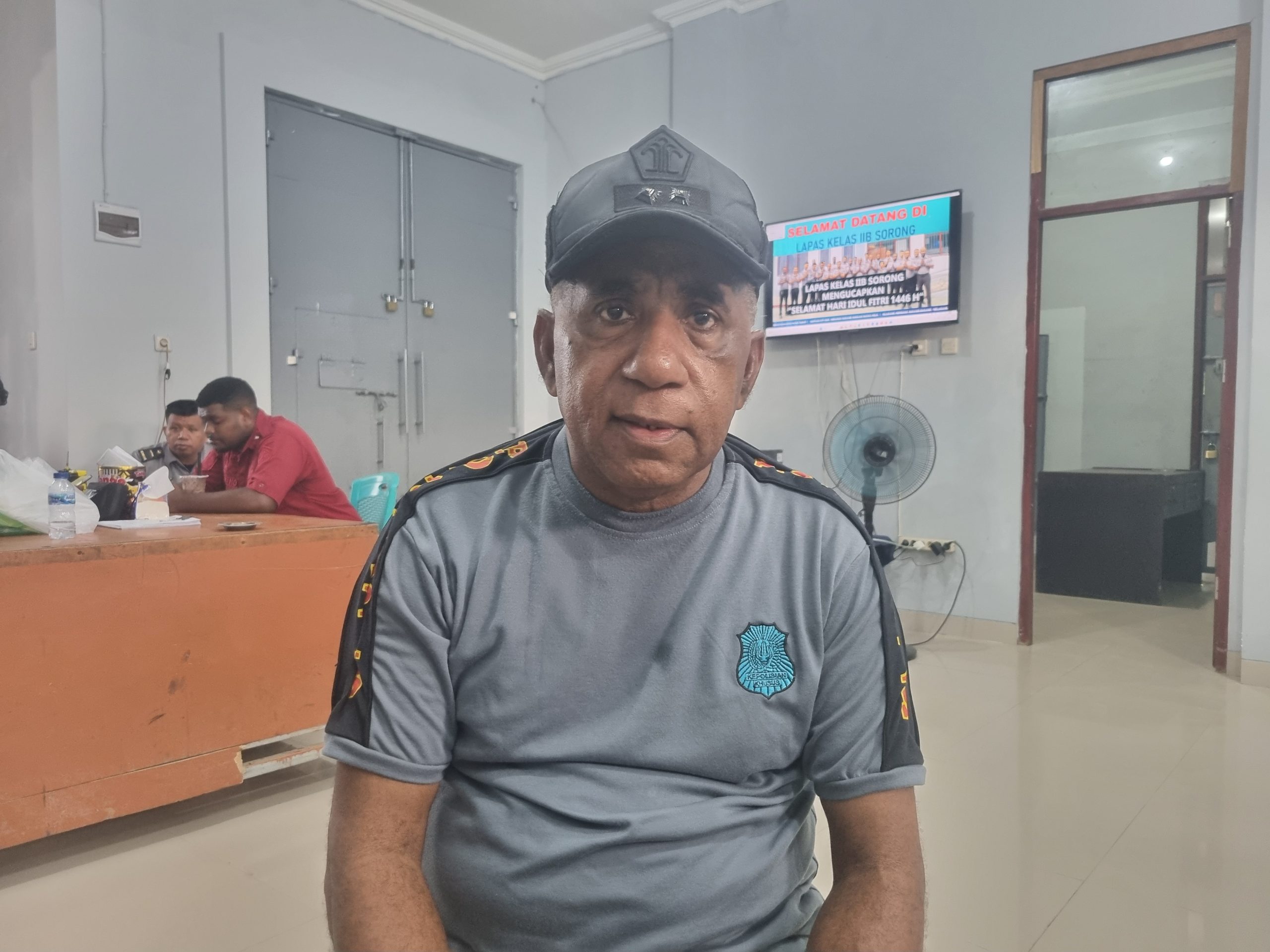 Para napi berhasil membobol tembok bagian bawah lapas yang rapuh, menggunakan sendok stainless steel. Tembok tersebut diduga dalam kondisi lemah akibat sering terendam banjir. “Tembok bagian bawah sangat rapuh karena sering terendam air banjir. Bahkan bukan hanya tembok yang dijebol, narkoba pun bisa masuk,” kata Manuel.