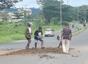 Aksi Spontan di Aimas : Tiga Gadis Papua Bantu Bersihkan Jalan