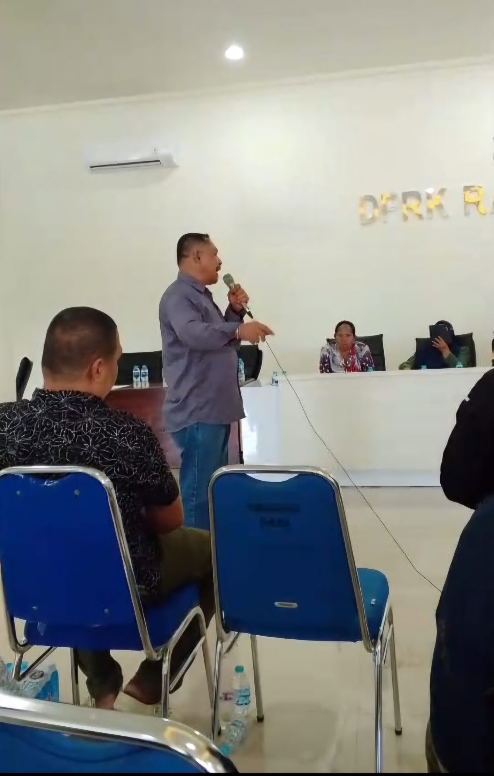 “Abraham Umpain Dimara, juru bicara Aliansi Pedagang dan Pembeli Pasar Snonbukor, saat memberikan keterangan pers usai audiens.”