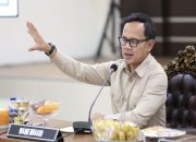 Seorang pejabat Kementerian Dalam Negeri (Kemendagri) sedang memberikan pernyataan kepada wartawan terkait larangan pengangkatan tenaga honorer baru oleh pemerintah daerah, dengan latar belakang suasana konferensi pers di Jakarta.