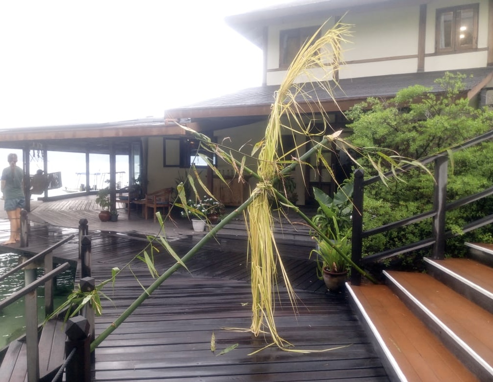 Warga adat Misool Selatan saat memalang akses ke Misool Eco Resort