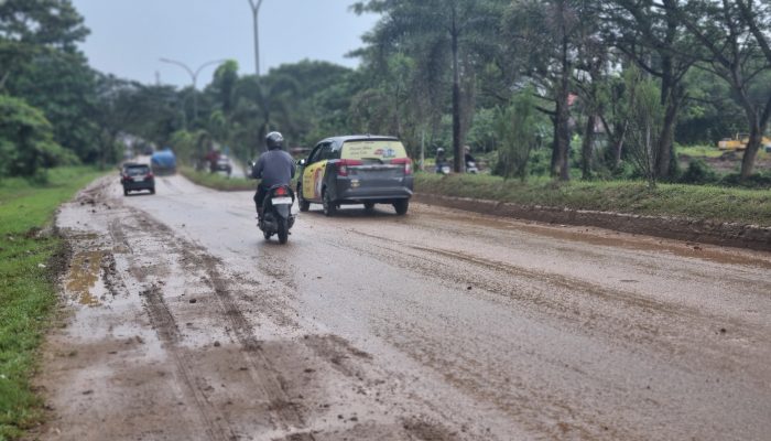 Truk Proyek Kantor Gubernur Cemari Jalan,Lumpur Genangi KM 16 dan Bahayakan Warga