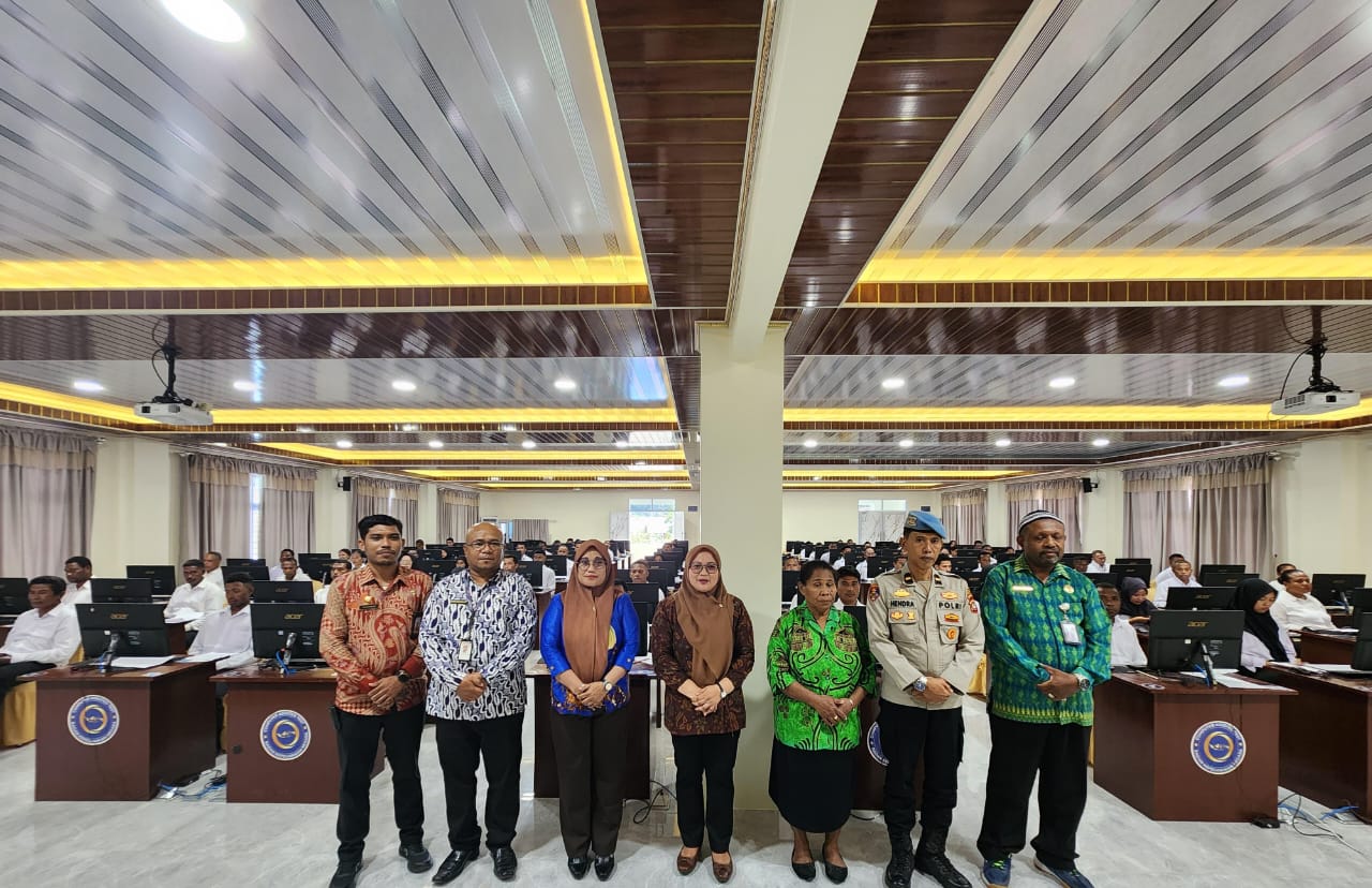 “Pejabat Pemkab Raja Ampat, panitia seleksi, dan peserta berfoto bersama usai pembukaan resmi Seleksi Kompetensi PPPK Tahap II Tahun 2024.”
