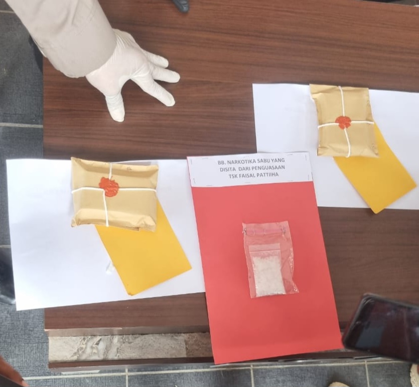 Barang bukti sabu-sabu dan barang pendukung lainnya yang diamankan dari tiga tersangka penyalahgunaan narkotika di Sorong.