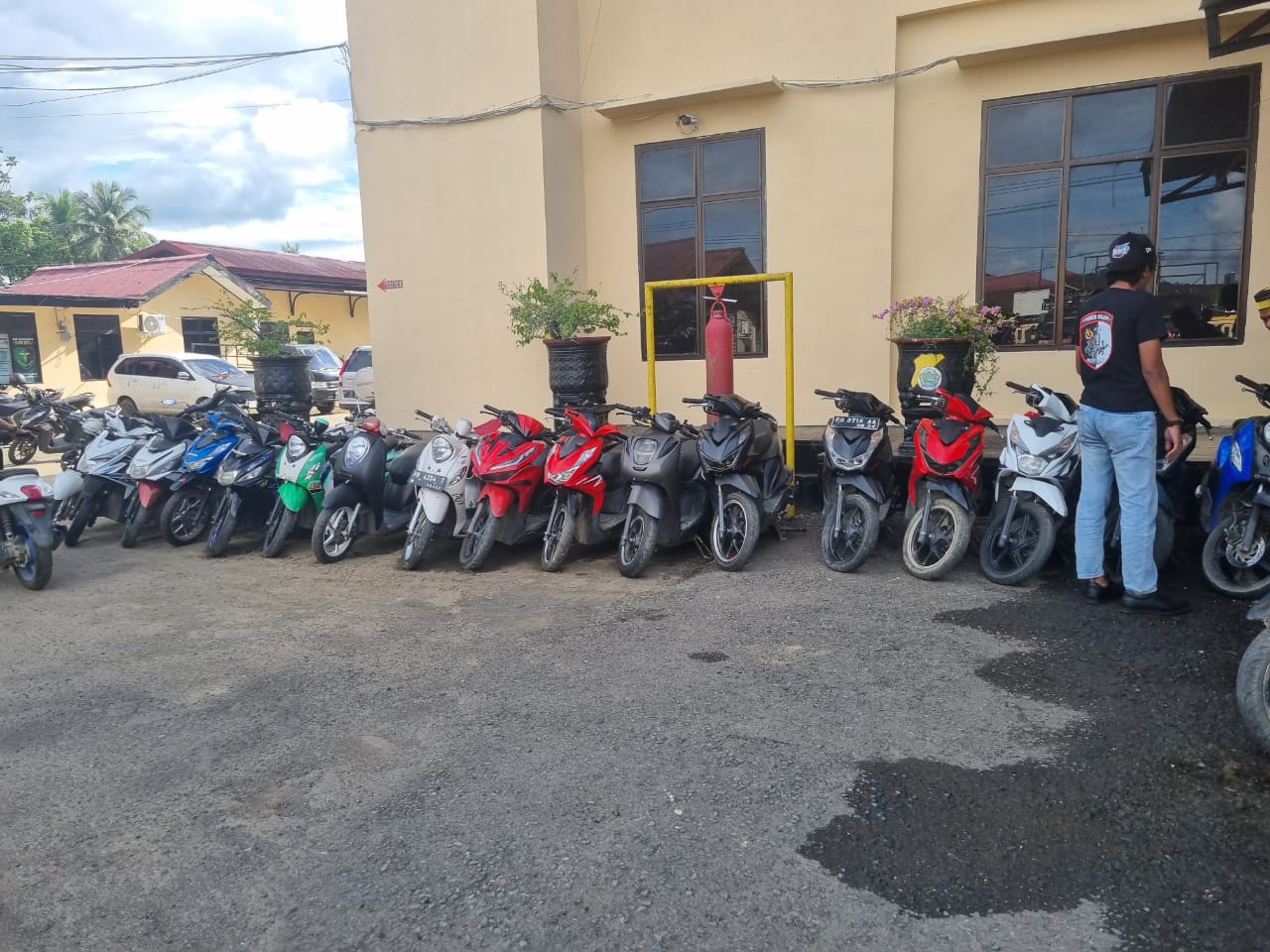 Sebanyak 13 unit sepeda motor hasil curian berhasil diamankan Polres Sorong dari empat tersangka pencurian kendaraan bermotor.