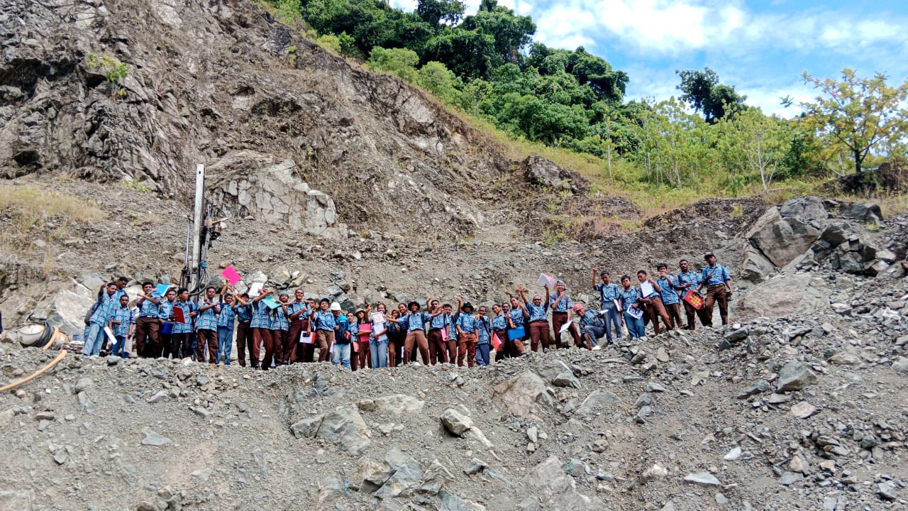 Siswa SMK Papua Bangkit mengamati batuan di Geopark Raja Ampat saat field trip pendidikan.