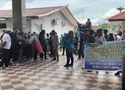 Sekelompok orang tua murid dan mahasiswa melakukan aksi unjuk rasa di depan kantor Dinas Pendidikan Provinsi Papua Barat Daya di Kota Sorong, sambil membawa spanduk berisi tuntutan terkait penerimaan siswa baru di SMA Negeri 3.