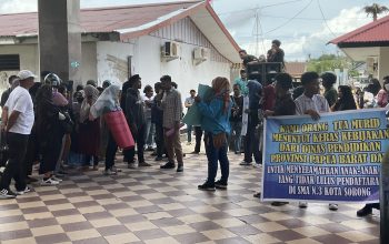 Sekelompok orang tua murid dan mahasiswa melakukan aksi unjuk rasa di depan kantor Dinas Pendidikan Provinsi Papua Barat Daya di Kota Sorong, sambil membawa spanduk berisi tuntutan terkait penerimaan siswa baru di SMA Negeri 3.