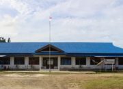 Halaman Kantor Distrik Kota Waisai yang menjadi lokasi proyek paving blok senilai Rp900 juta, kini terhenti akibat sengketa hak ulayat.