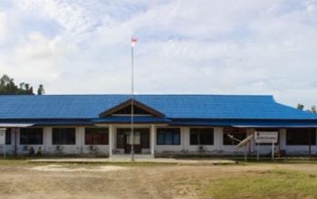 Halaman Kantor Distrik Kota Waisai yang menjadi lokasi proyek paving blok senilai Rp900 juta, kini terhenti akibat sengketa hak ulayat.