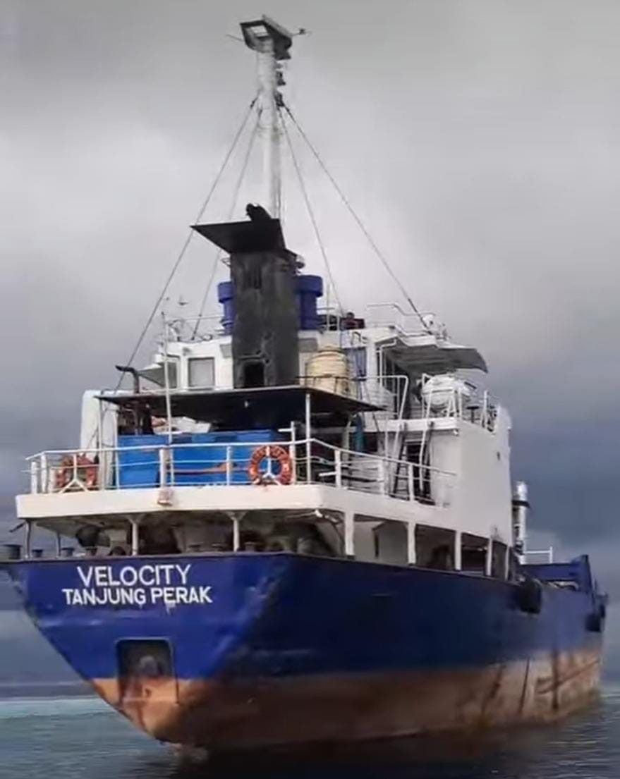 Kapal kargo Velocity asal Tanjung Perak terlihat kandas di perairan sekitar Pulau Wai, Raja Ampat, dengan bagian haluan menyentuh karang.