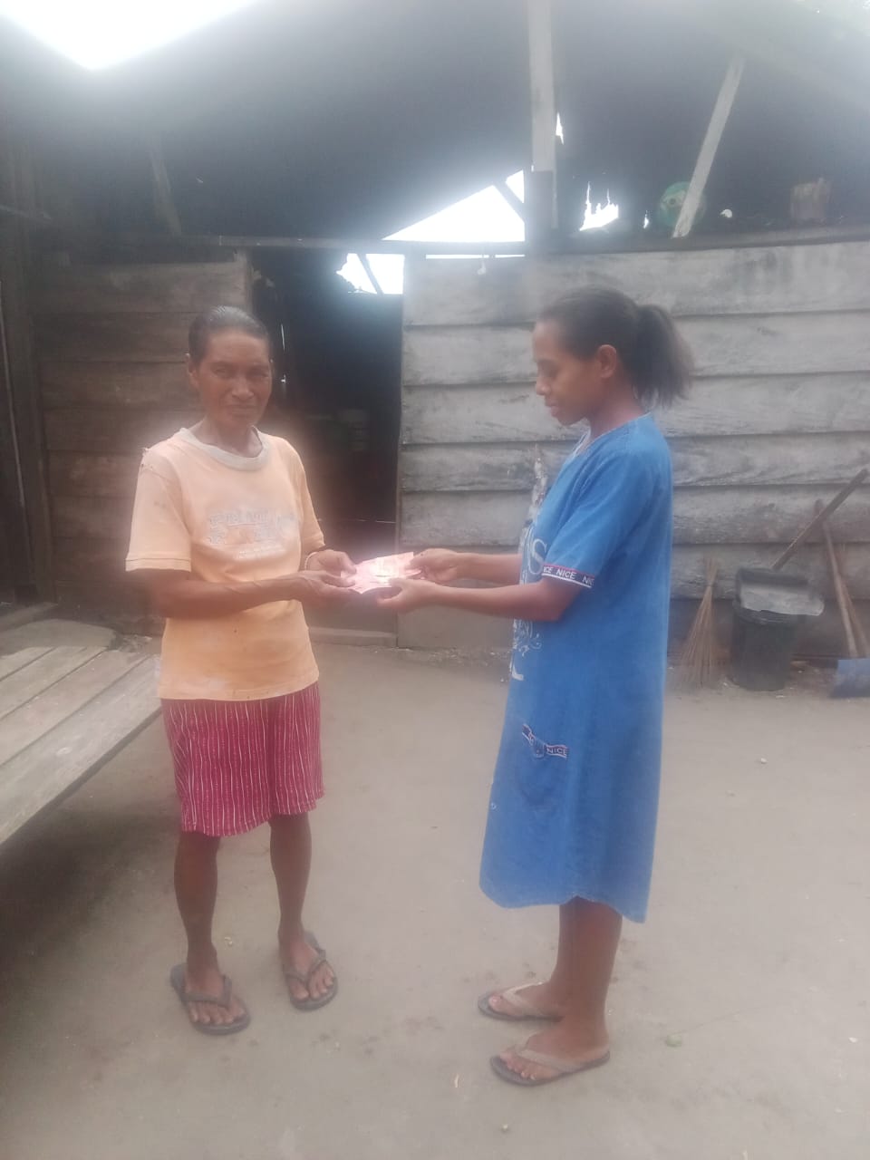 simbol pengembalian uang pendaftaran sekolah kepada siswa.