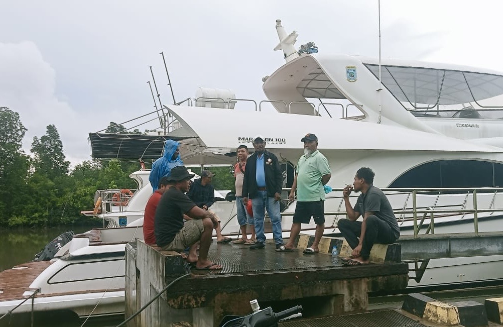 Crew teknis kapal memompa air got dari kamar mesin sebagai bagian dari perawatan rutin.