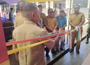 Wakil Bupati Raja Ampat, Mansyur Shadan, meresmikan gedung SMA Persiapan Gag dengan memotong pita didampingi oleh sejumlah pejabat dan warga di Distrik Waigeo Barat Kepulauan, Papua Barat Daya.