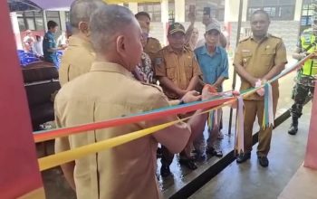 Wakil Bupati Raja Ampat, Mansyur Shadan, meresmikan gedung SMA Persiapan Gag dengan memotong pita didampingi oleh sejumlah pejabat dan warga di Distrik Waigeo Barat Kepulauan, Papua Barat Daya.