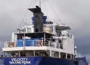 Kapal Velocity Tanjung Perak berhenti di laut Raja Ampat usai diduga menabrak karang.
