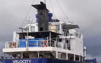 Kapal Velocity Tanjung Perak berhenti di laut Raja Ampat usai diduga menabrak karang.