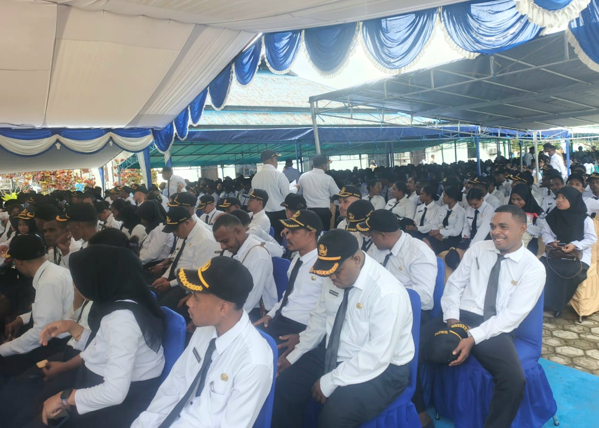 Peserta Latsar CPNS Raja Ampat 2025 mengenakan seragam putih-hitam dan topi korpri saat mengikuti pembukaan pelatihan dasar.