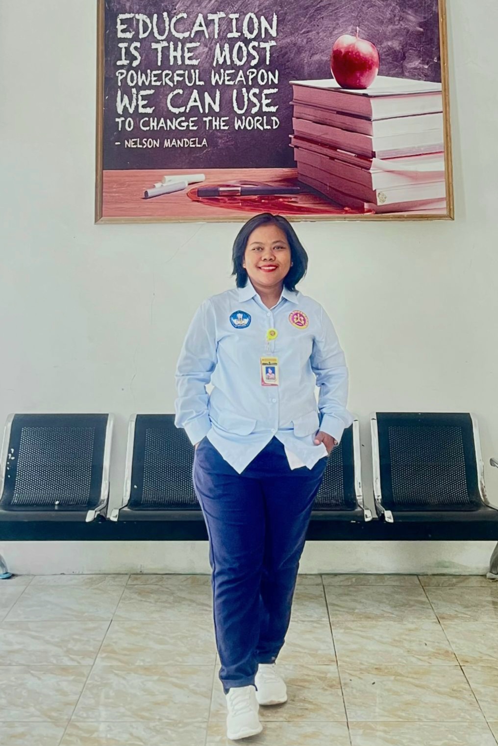 Koordinator Prodi Ekowisata UNIPA Raja Ampat berpose di depan kutipan Nelson Mandela tentang pentingnya pendidikan