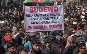 Massa aksi demo warga Pati menuntut pemakzulan Bupati Sudewo di Alun-alun Pati