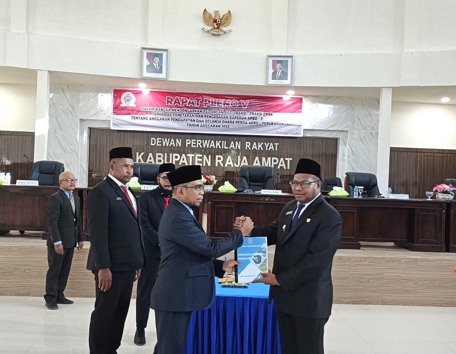 Ti Raja Ketua DPRK Raja Ampat Tutup Paripurna,Raperda APBD 2025 Resmi Disahkan ...