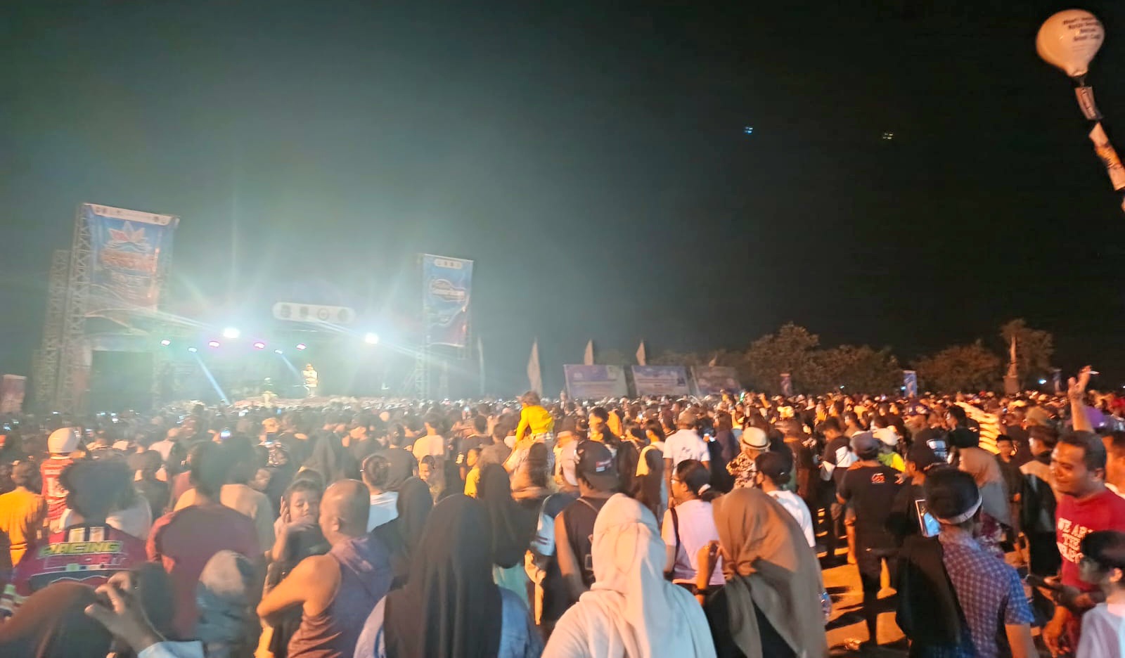 Wakil Bupati Raja Ampat Mansyur Syahdan menabuh tambur saat menutup Festival Pesona Raja Ampat dan Festival Gemarikan 2025 di Pantai Waisai Torang Cinta, disaksikan Forkopimda dan warga.