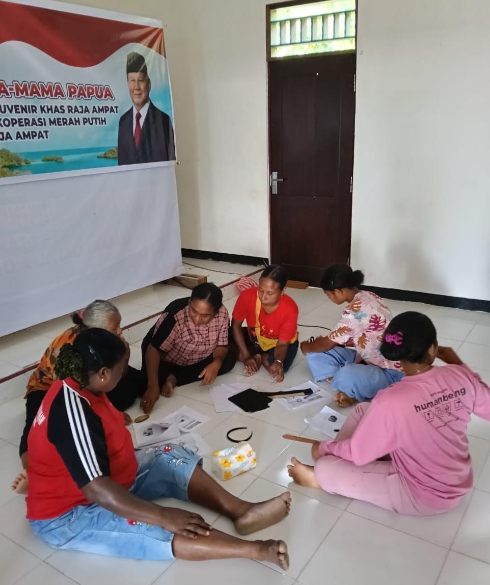 Kelompok Mama-Mama Papua sedang mengikuti pelatihan pembuatan souvenir khas Raja Ampat yang digelar melalui program Koperasi Merah Putih di Waisai, Kabupaten Raja Ampat.