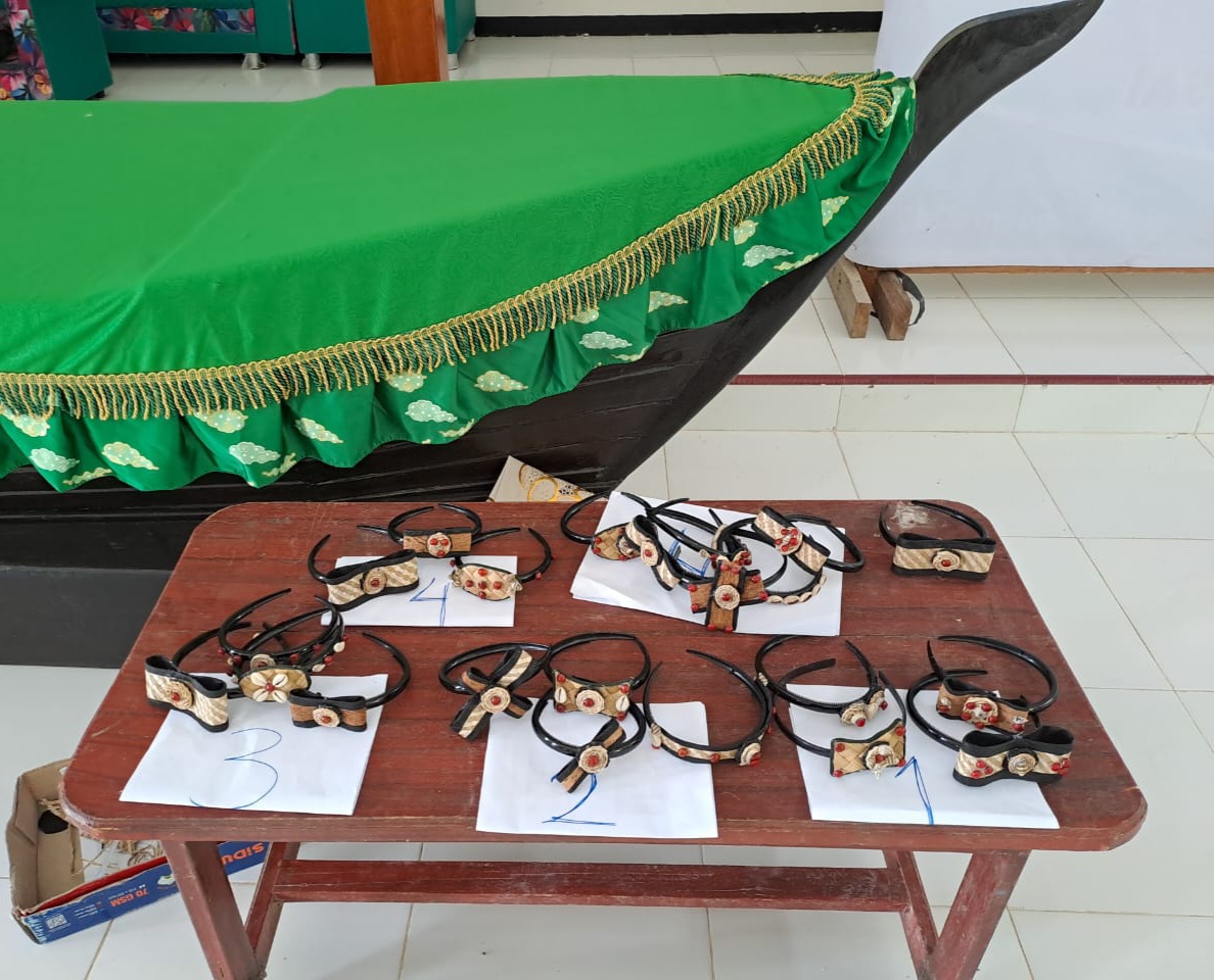Beragam souvenir khas Raja Ampat hasil karya tangan Mama-Mama Papua peserta pelatihan Koperasi Merah Putih, ditampilkan di atas meja dalam kegiatan di Waisai, Kabupaten Raja Ampat.