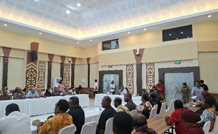 Pertemuan resmi antara pejabat pemerintah dan perwakilan pengusaha lokal di ruang rapat pemerintah daerah Papua Barat Daya.