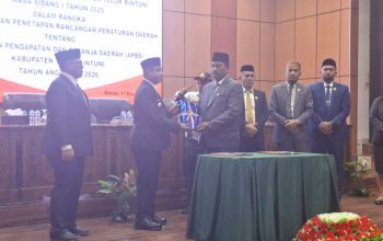 Penyerahan dokumen APBD 2026 dari Ketua DPRK Teluk Bintuni kepada Bupati Yohanes Manibuy dalam rapat paripurna DPRK