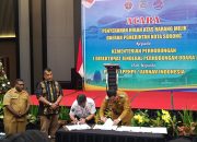 Pejabat Kementerian Perhubungan dan Pemerintah Kota Sorong menandatangani dokumen hibah aset Bandara Domine Eduard Osok dalam acara resmi yang difasilitasi KPK di Sorong