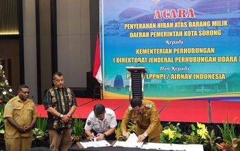 Pejabat Kementerian Perhubungan dan Pemerintah Kota Sorong menandatangani dokumen hibah aset Bandara Domine Eduard Osok dalam acara resmi yang difasilitasi KPK di Sorong