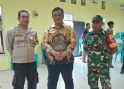 Aipda Choyrul, tokoh masyarakat, dan Babinsa Serka Petrus berdiri bersama saat kegiatan Sedekah Bumi warga Lokalisasi Malanu usai pergantian RT 002/RW 003 di Kota Sorong.