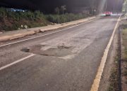 Kondisi jalan berlubang di Kilometer 17 Kota Sorong pada malam hari tanpa rambu peringatan proyek.