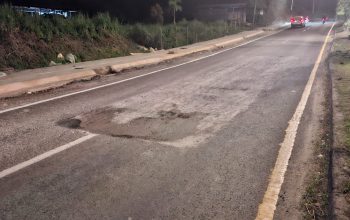 Kondisi jalan berlubang di Kilometer 17 Kota Sorong pada malam hari tanpa rambu peringatan proyek.