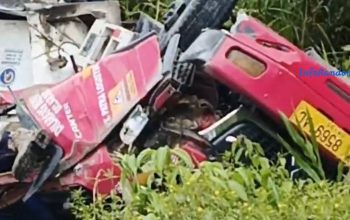 Mobil tangki minyak Pertamina bernomor polisi 8569 terbalik di Kilometer 34 Klamono Kabupaten Sorong.